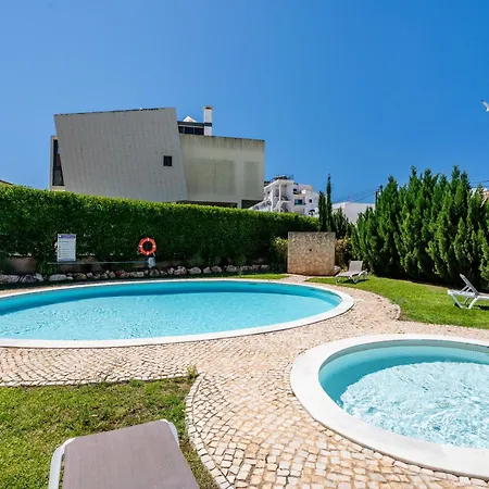 2 Quartos Em Com Piscina, 2 Churrasqueiras E Garagem Alvor