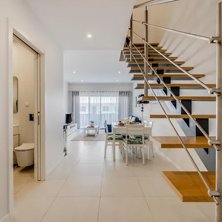 2 Quartos Em Com Piscina, 2 Churrasqueiras E Garagem