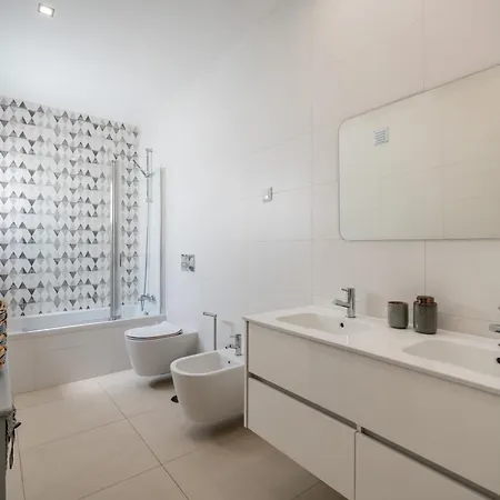 2 Quartos Em Com Piscina, 2 Churrasqueiras E Garagem *