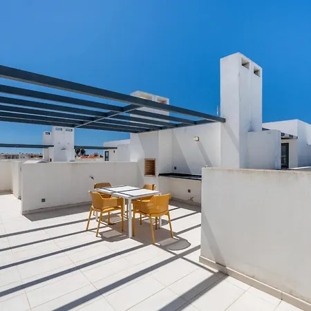 2 Quartos Em Com Piscina, 2 Churrasqueiras E Garagem
