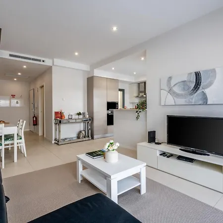 Appartement 2 Quartos Em Com Piscina, 2 Churrasqueiras E Garagem *