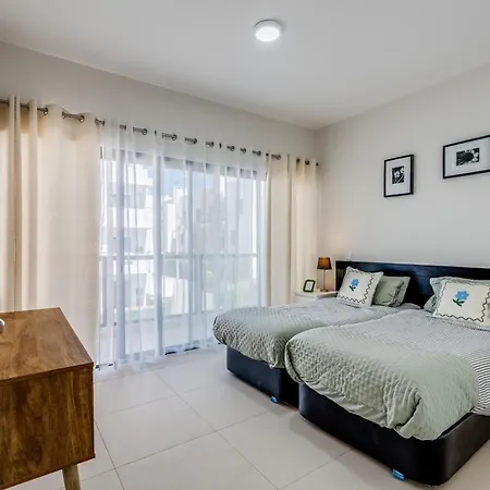 2 Quartos Em Com Piscina, 2 Churrasqueiras E Garagem