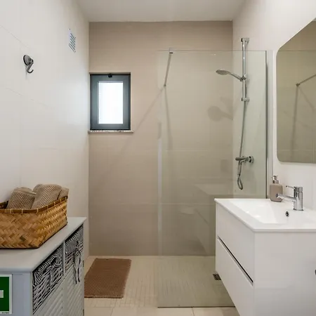 2 Quartos Em Com Piscina, 2 Churrasqueiras E Garagem * Alvor