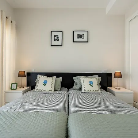 2 Quartos Em Com Piscina, 2 Churrasqueiras E Garagem Alvor