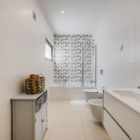 2 Quartos Em Com Piscina, 2 Churrasqueiras E Garagem *