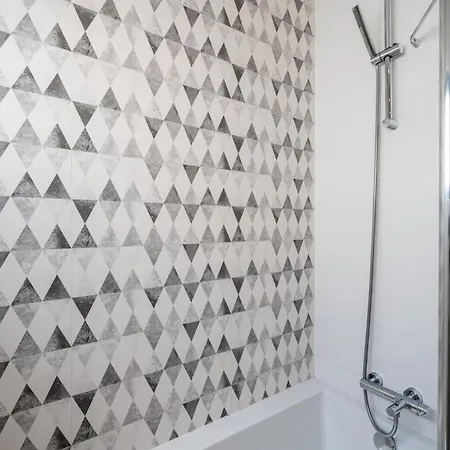2 Quartos Em Com Piscina, 2 Churrasqueiras E Garagem *