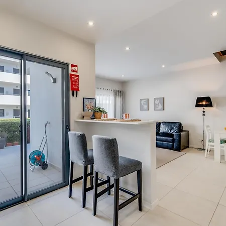 2 Quartos Em Com Piscina, 2 Churrasqueiras E Garagem