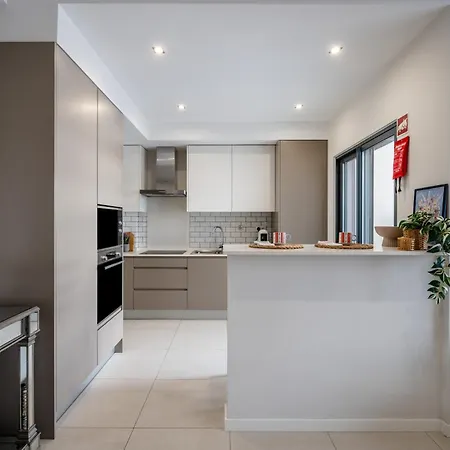 2 Quartos Em Com Piscina, 2 Churrasqueiras E Garagem Alvor