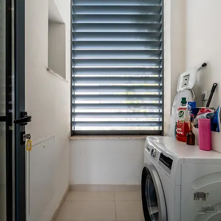 2 Quartos Em Com Piscina, 2 Churrasqueiras E Garagem